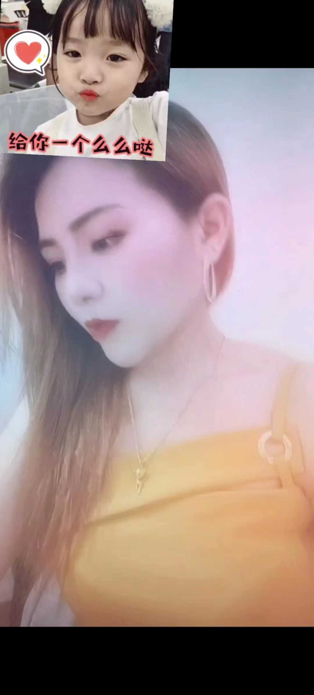 姿势随意，性格活泼