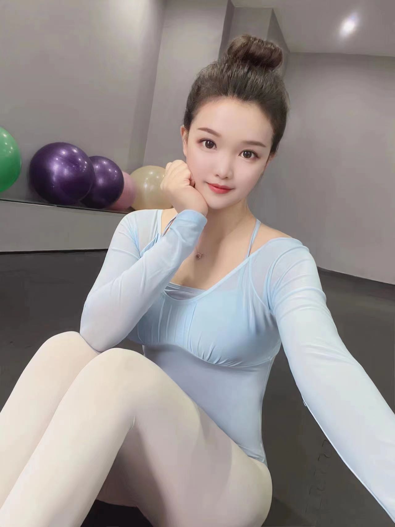 健身练瑜伽气质小姐姐