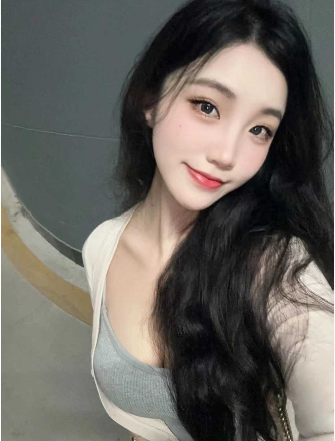 长得很漂亮，肤白貌美