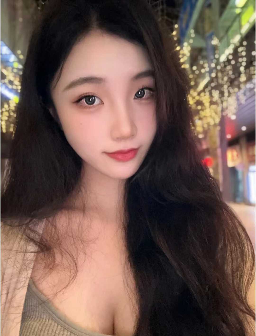 长得很漂亮，肤白貌美