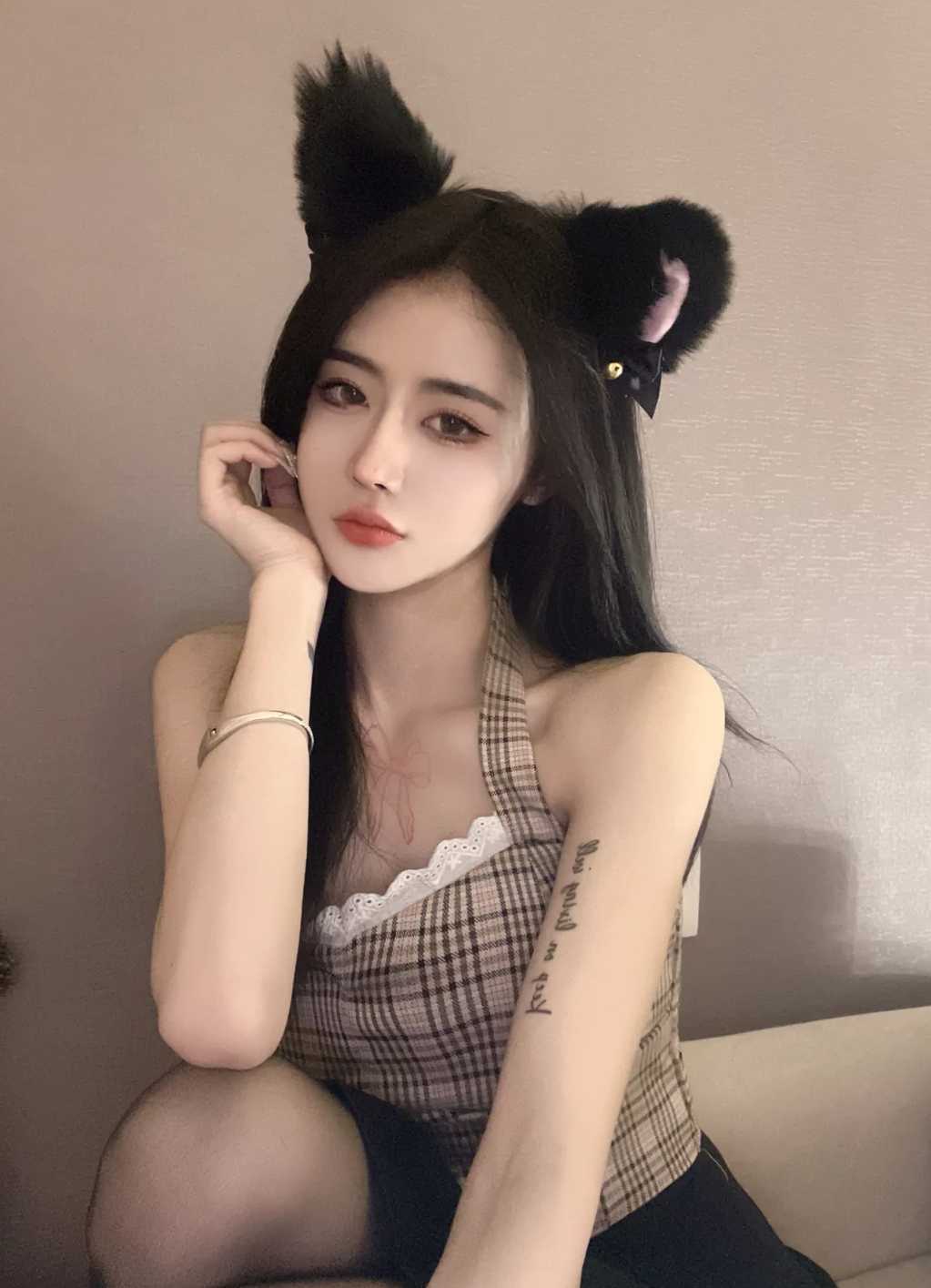 肤白大胸很迷人