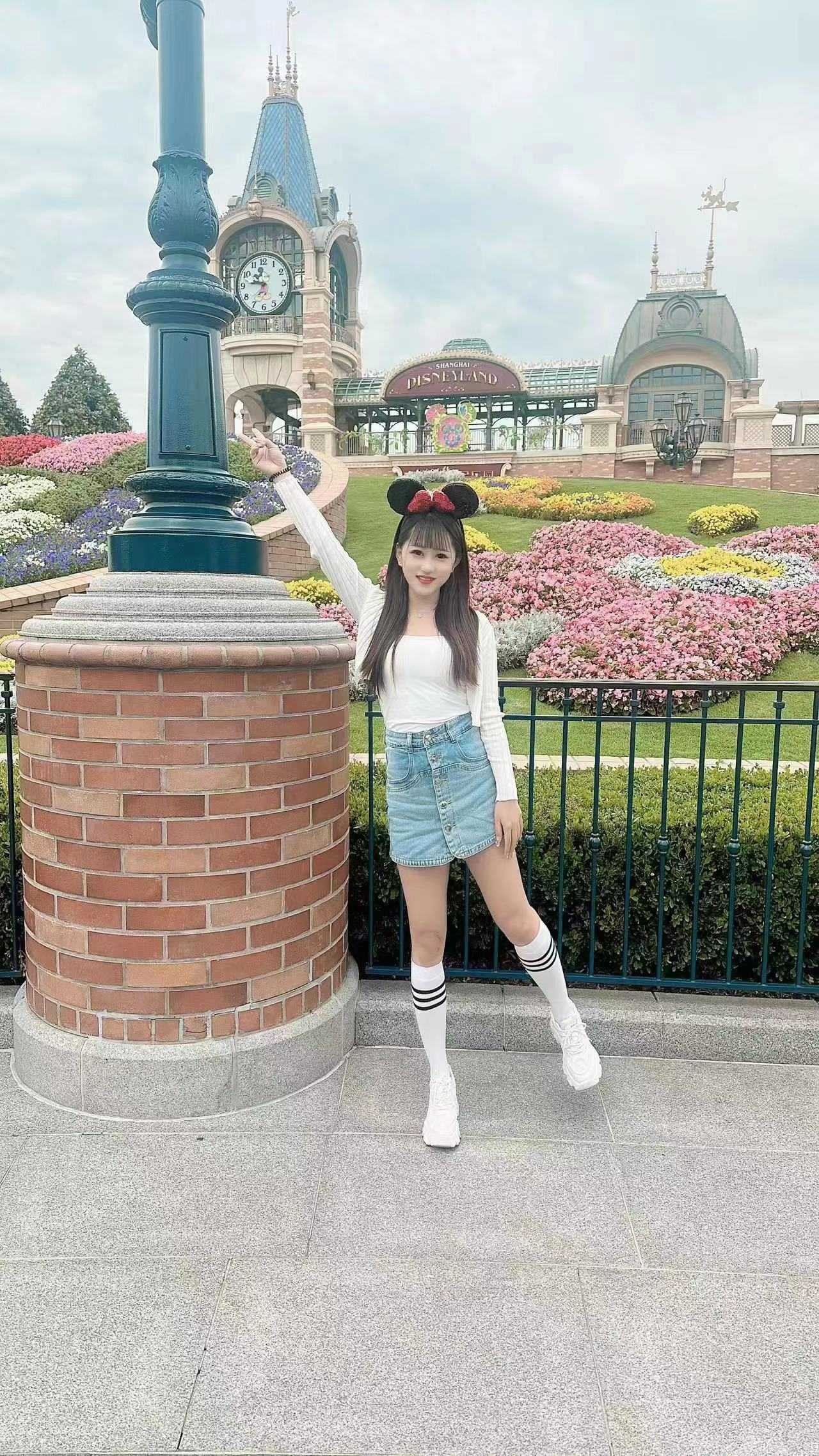 前凸后翘，脸蛋标准精致