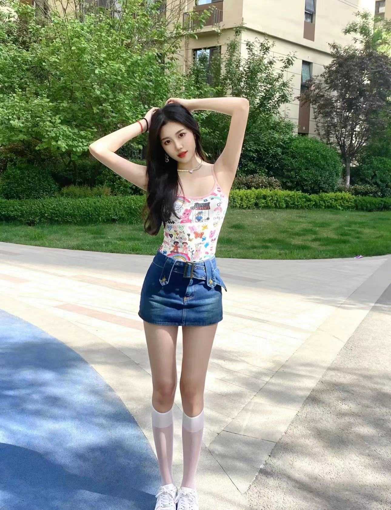 美女颜值好，身材高挑