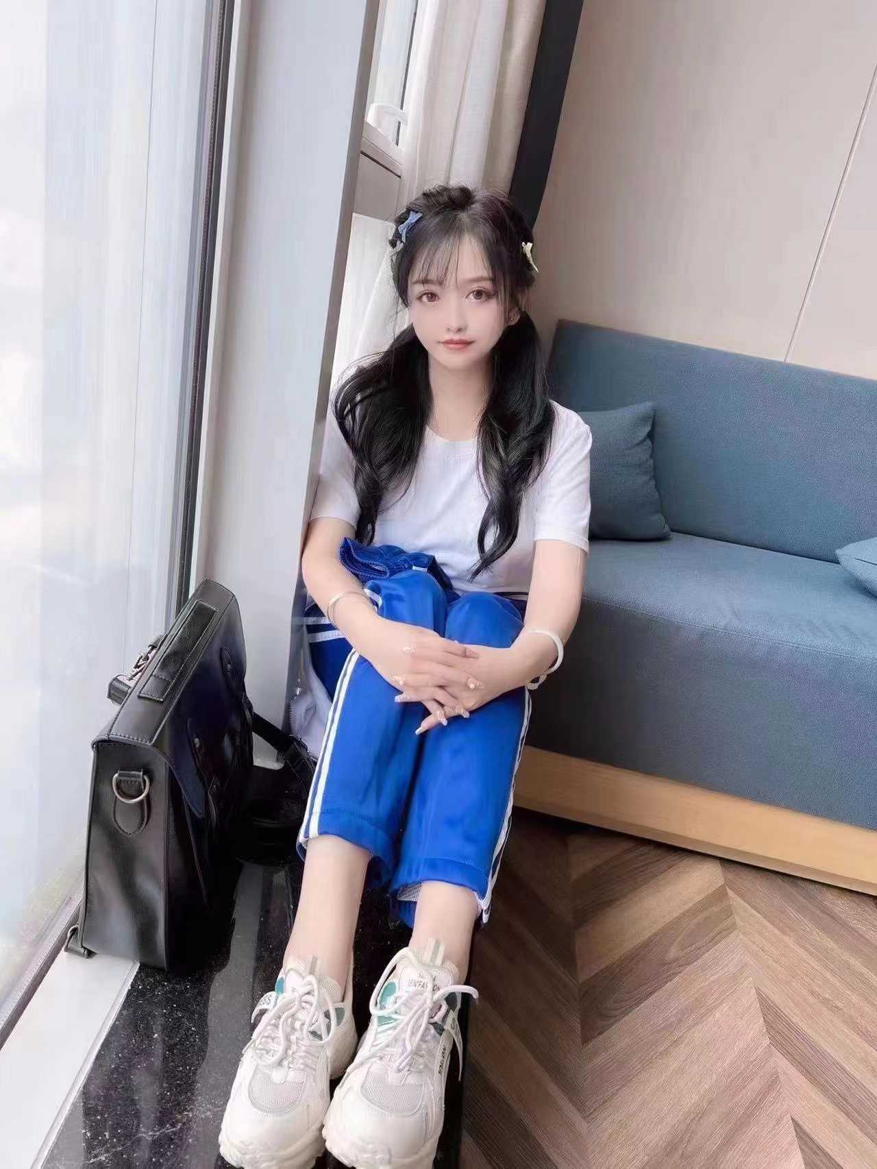 妹子也很配合 叫的很大声，满足