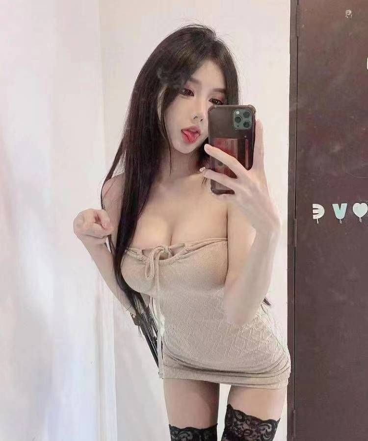 穿的很sao，洗个澡出来让她舔jb