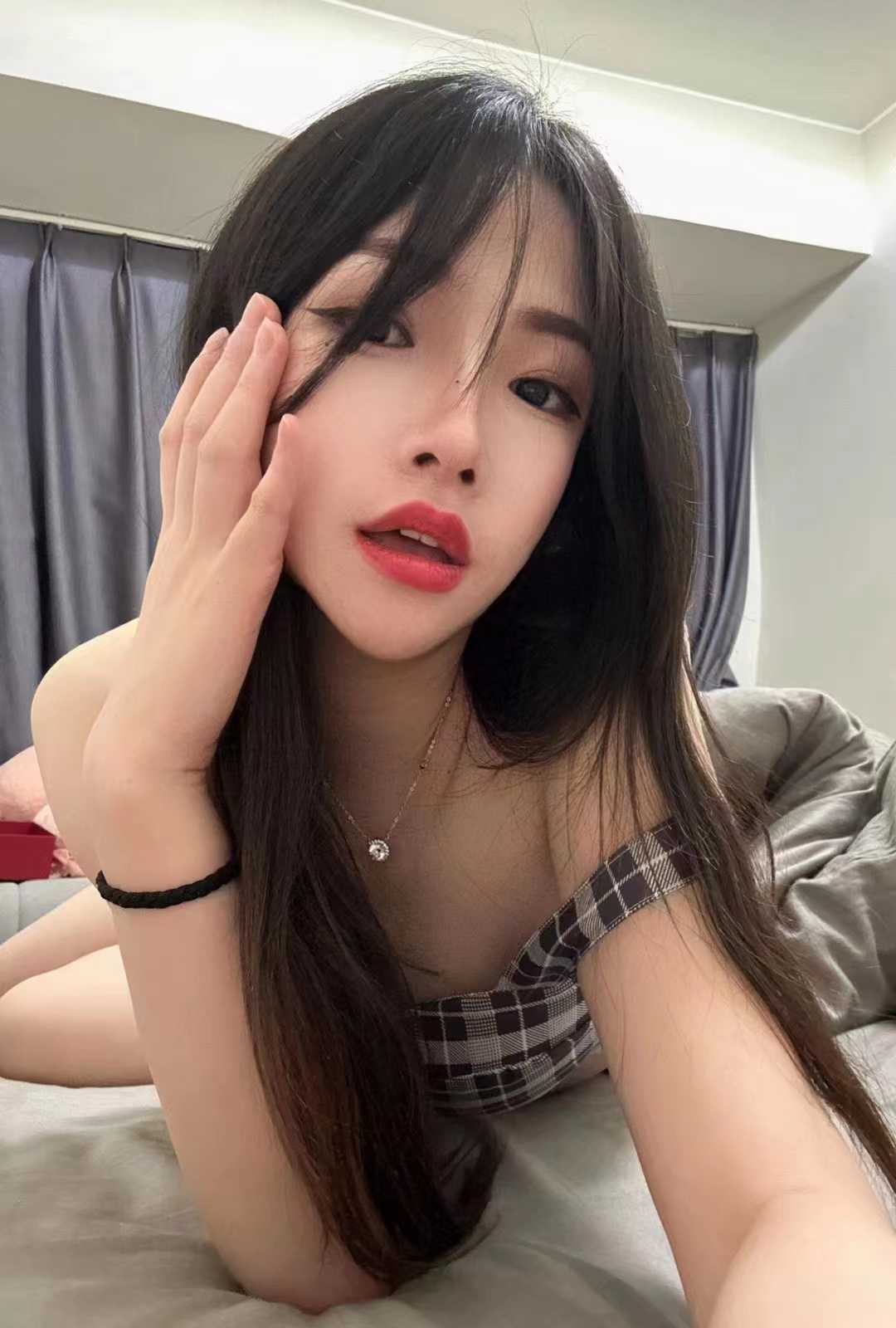 皮肤很好白嫩 颜值很高