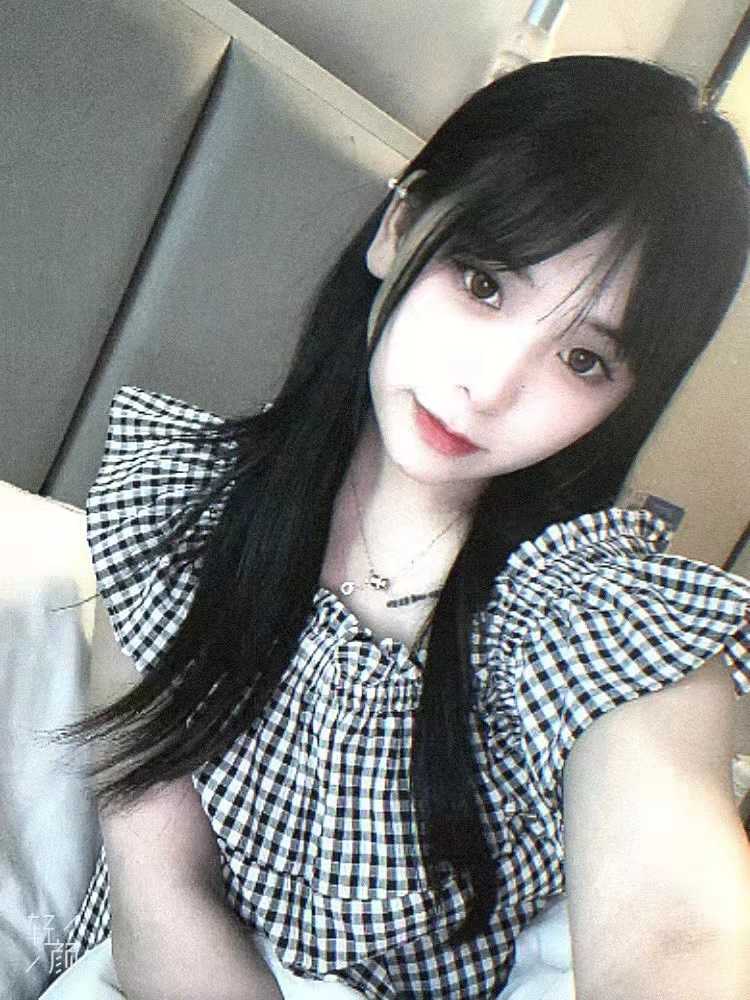 可盐可甜的00后妹子