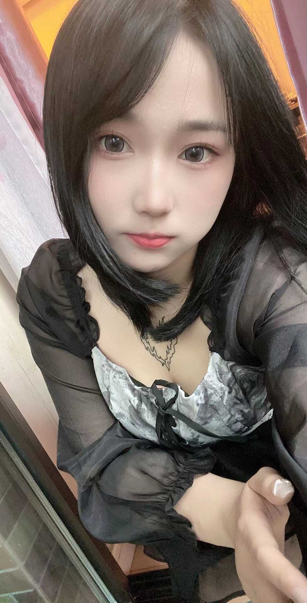 有纹身的嫩妹小姐姐