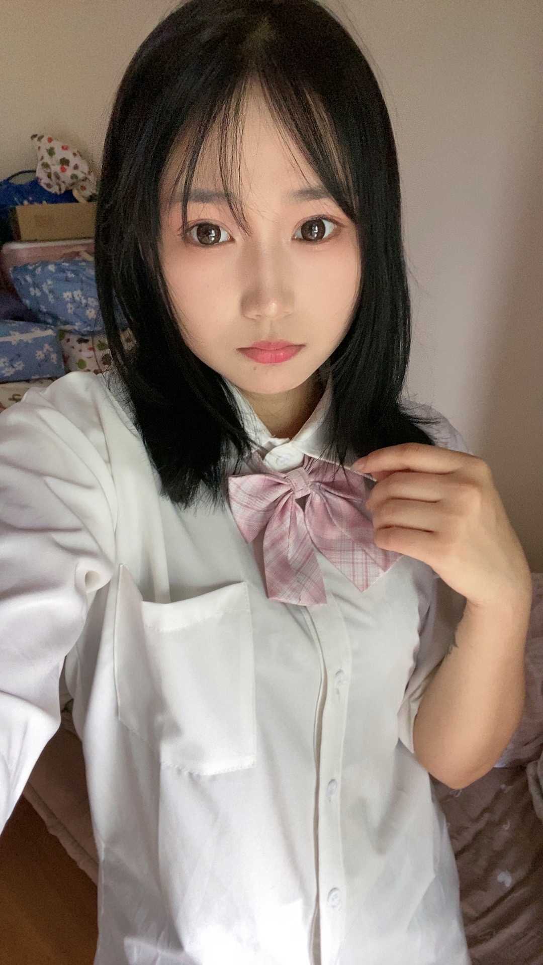 有纹身的嫩妹小姐姐