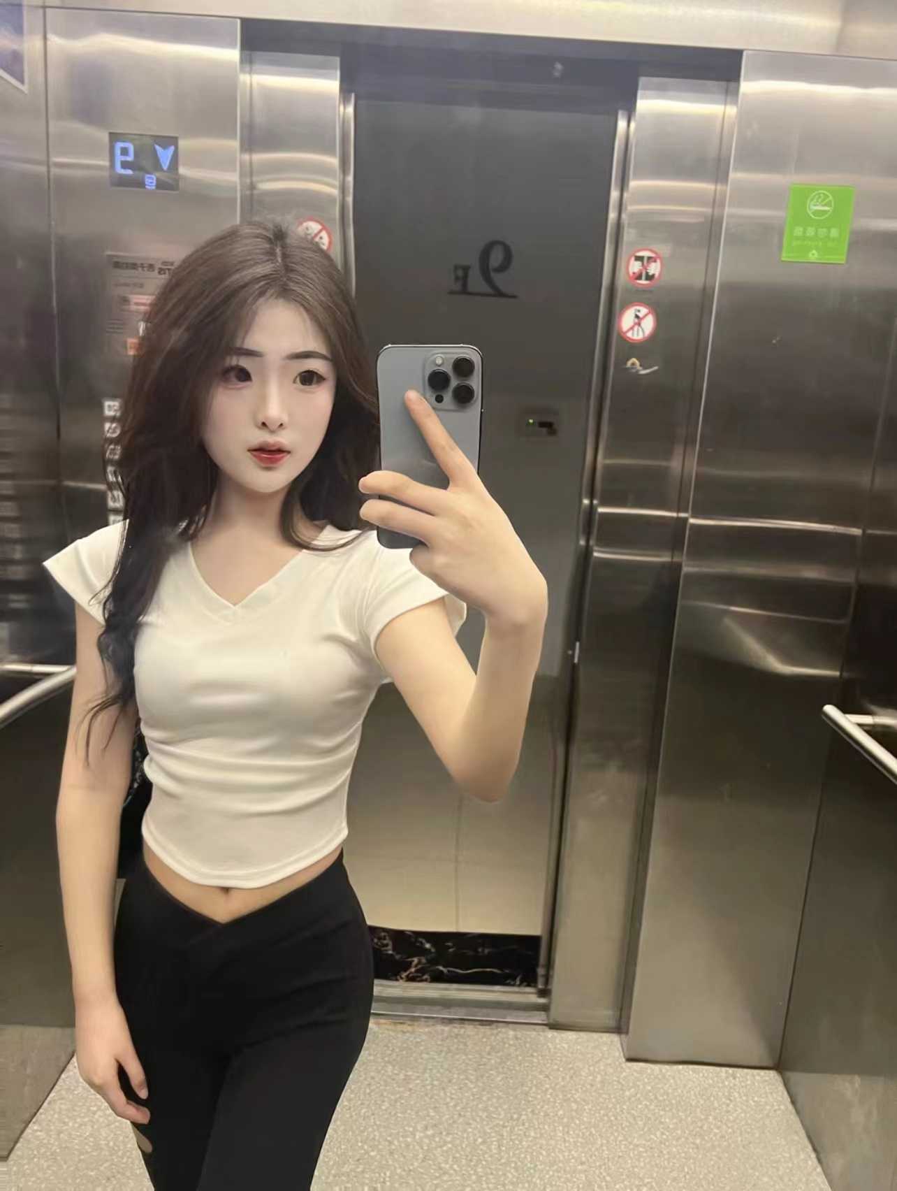 美女样子漂亮，粉嫩前凸后翘