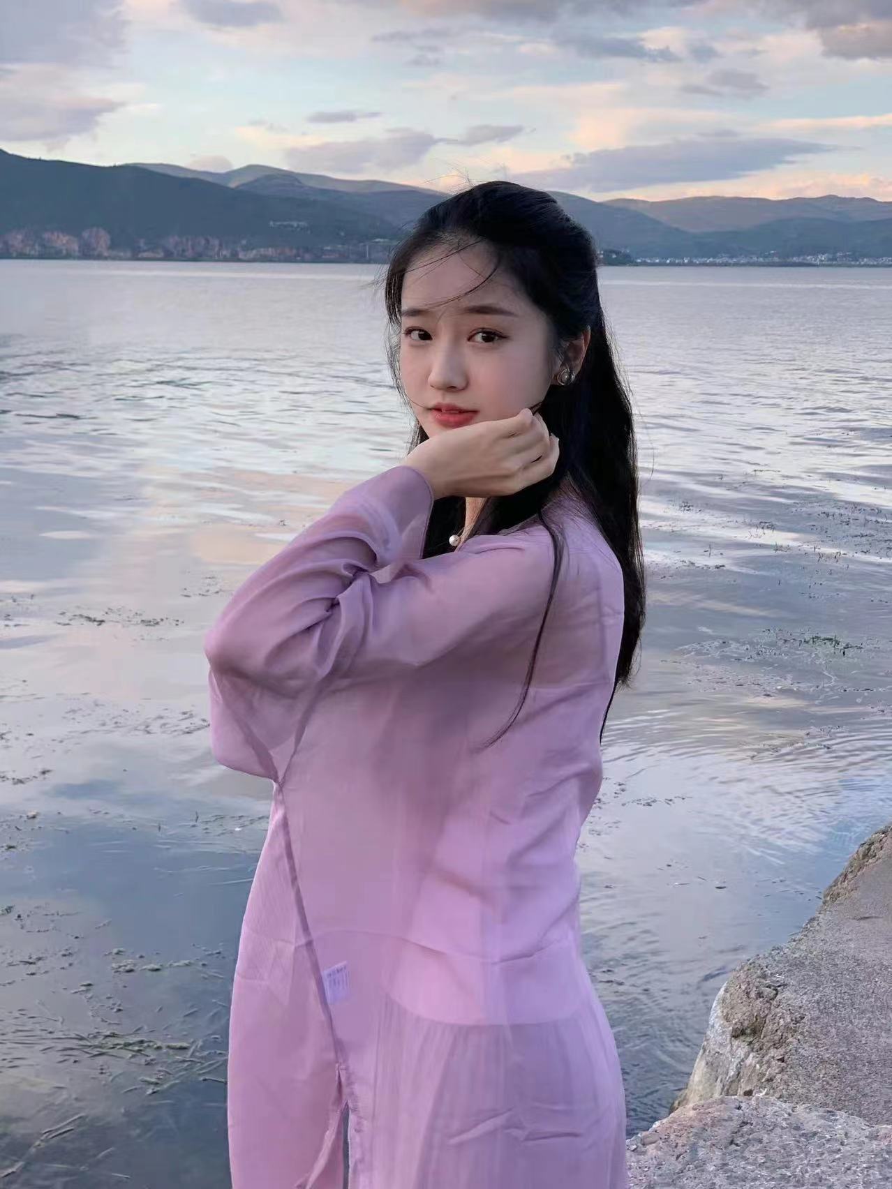 颜值很不错，各种姿势都会