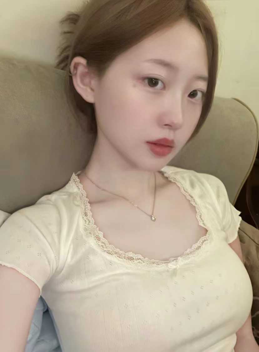 妹子自做自聊，身材不错