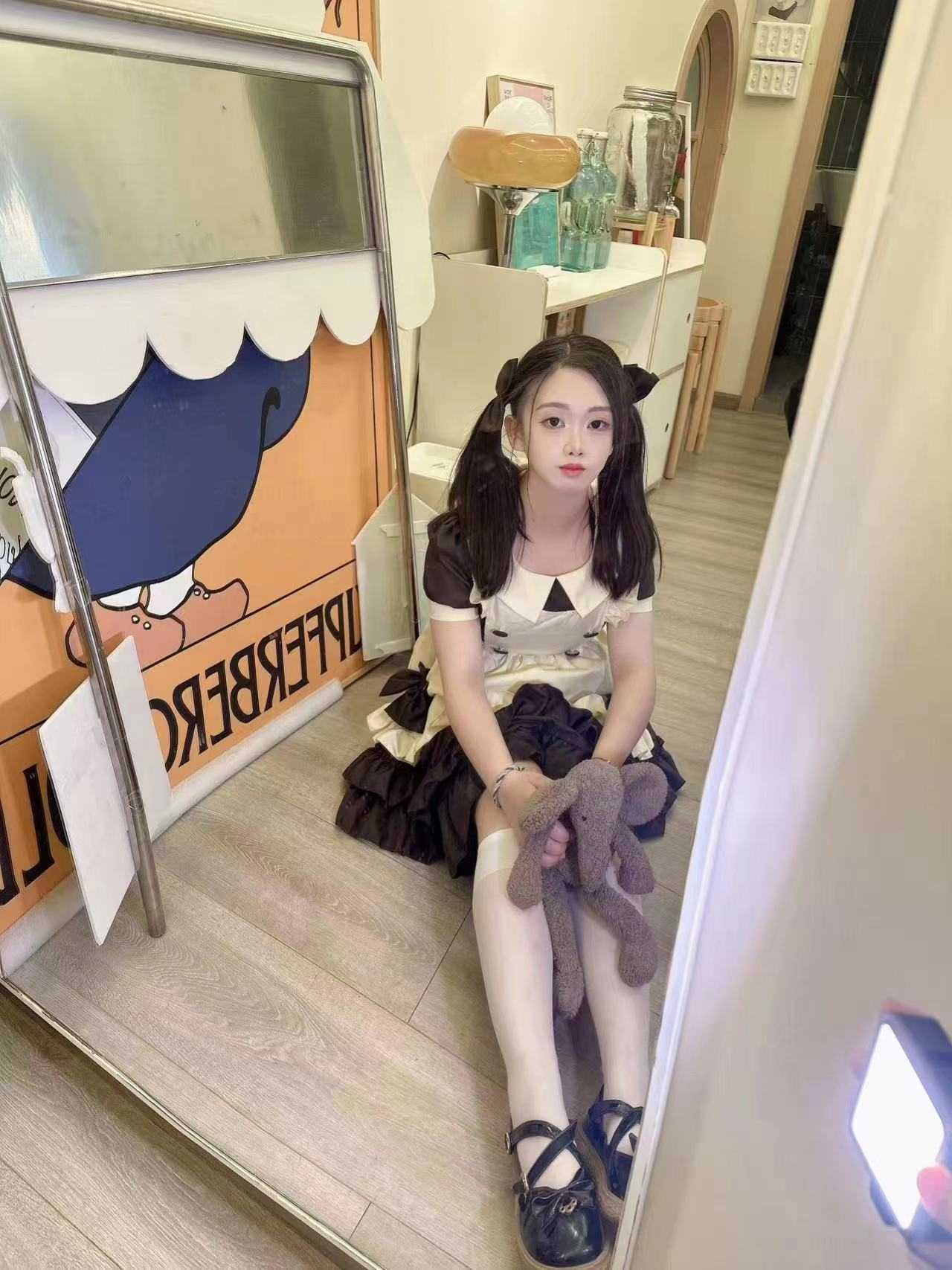 有各种制服可选，长相气质好