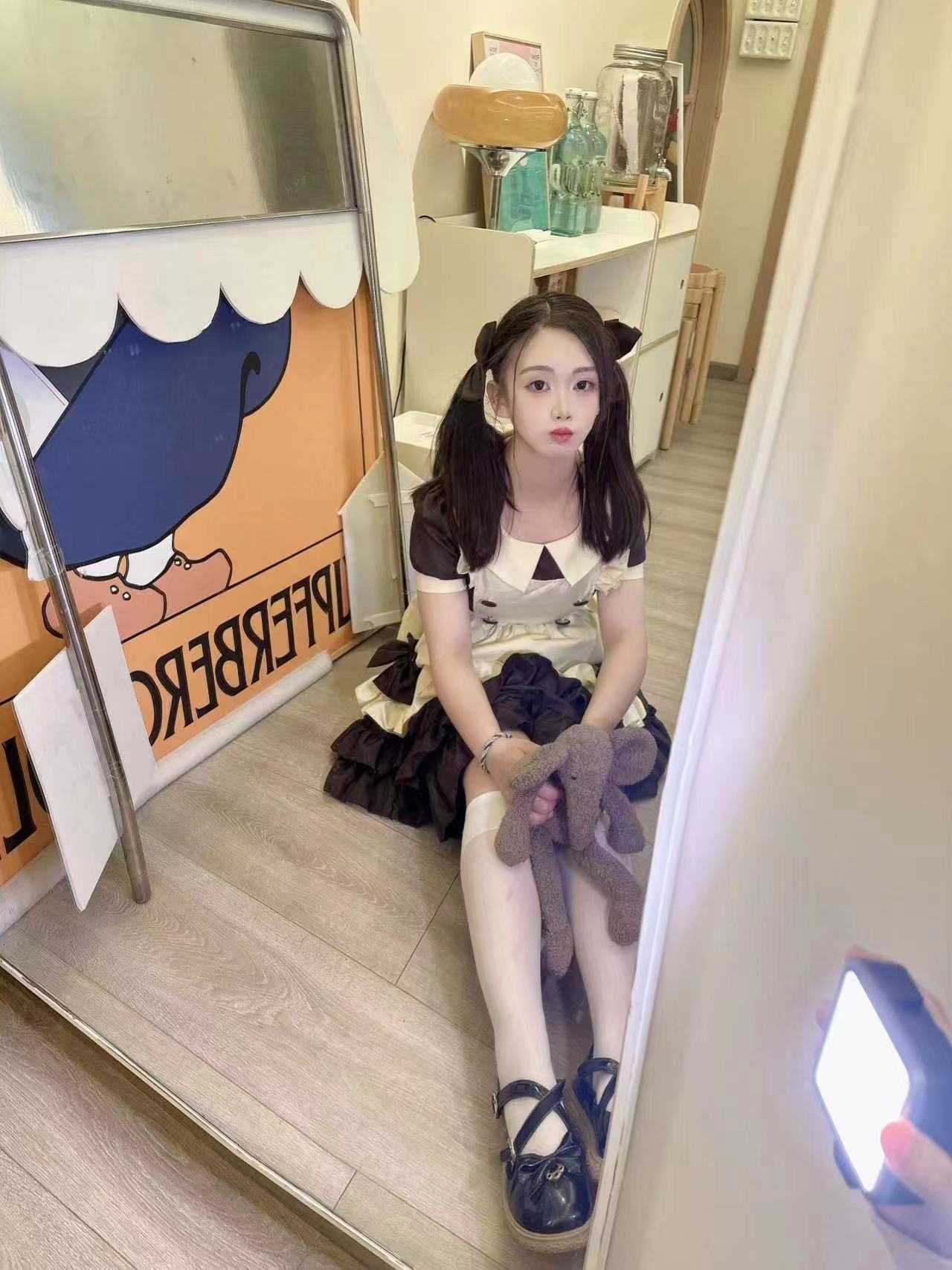 有各种制服可选，长相气质好