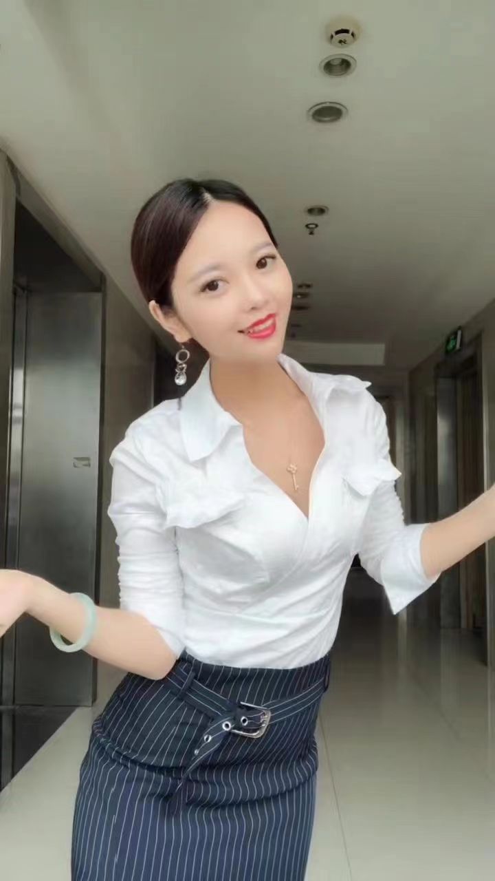 干的时候sao的很，下面水不少