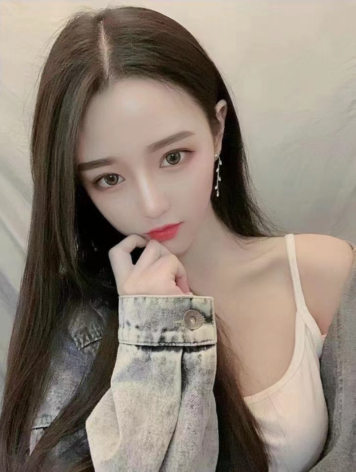 身材好性感，胸部大很挺