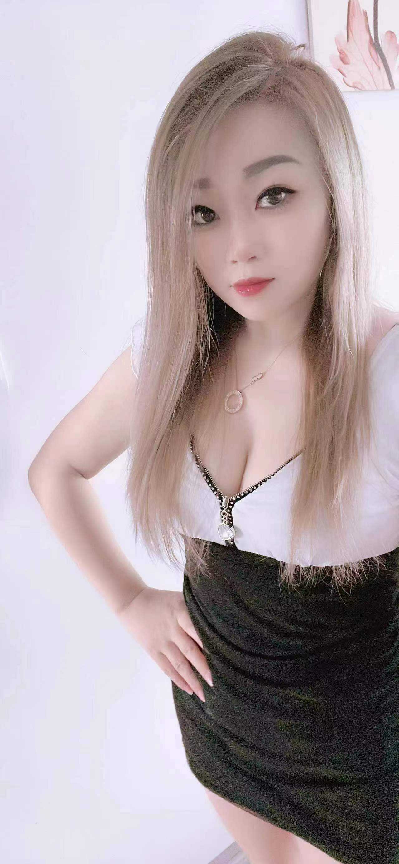 丰满大胸翘臀，十足的炮架子