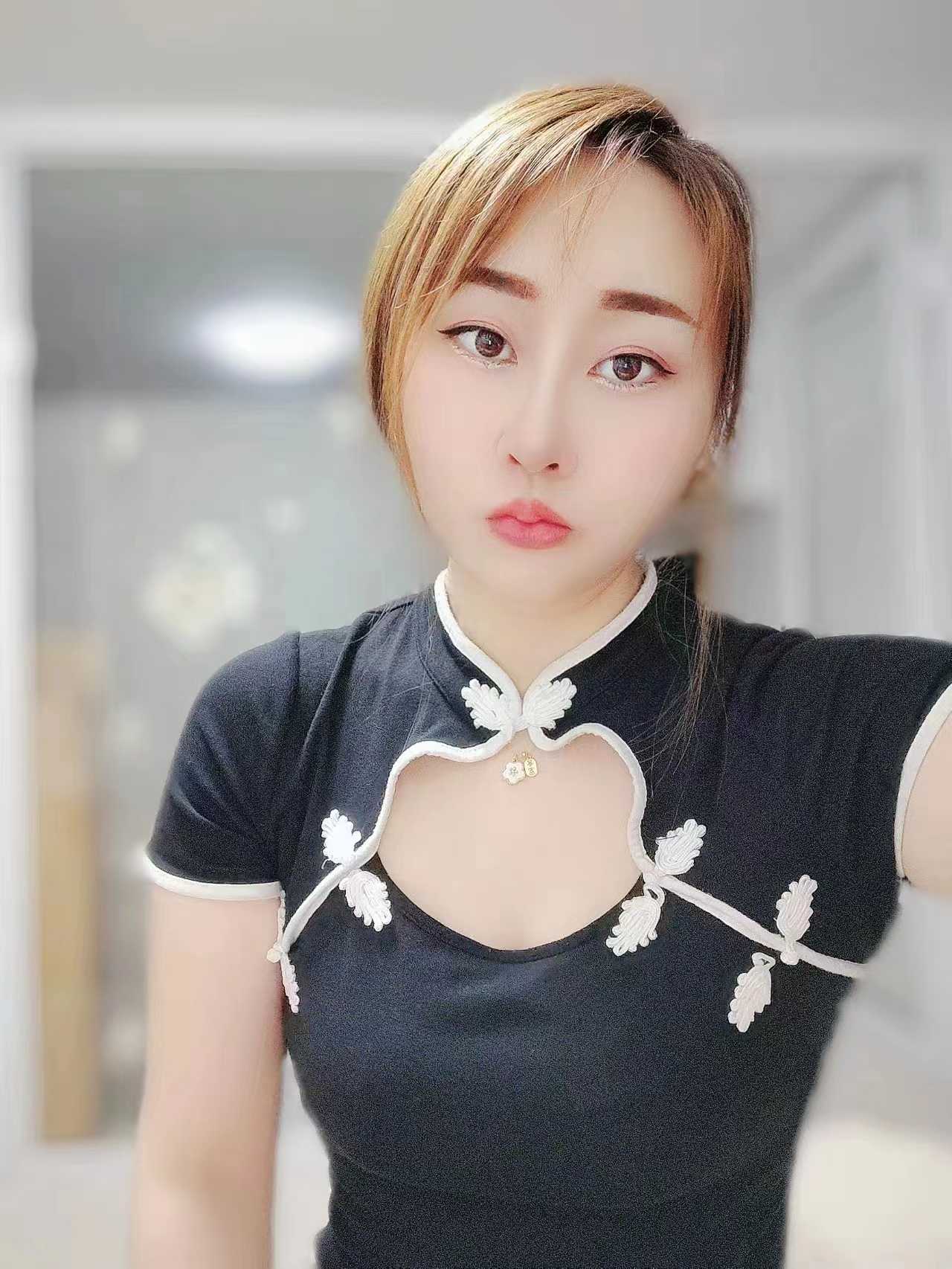 一边saosao的表情一边帮我乳交 感觉好爽