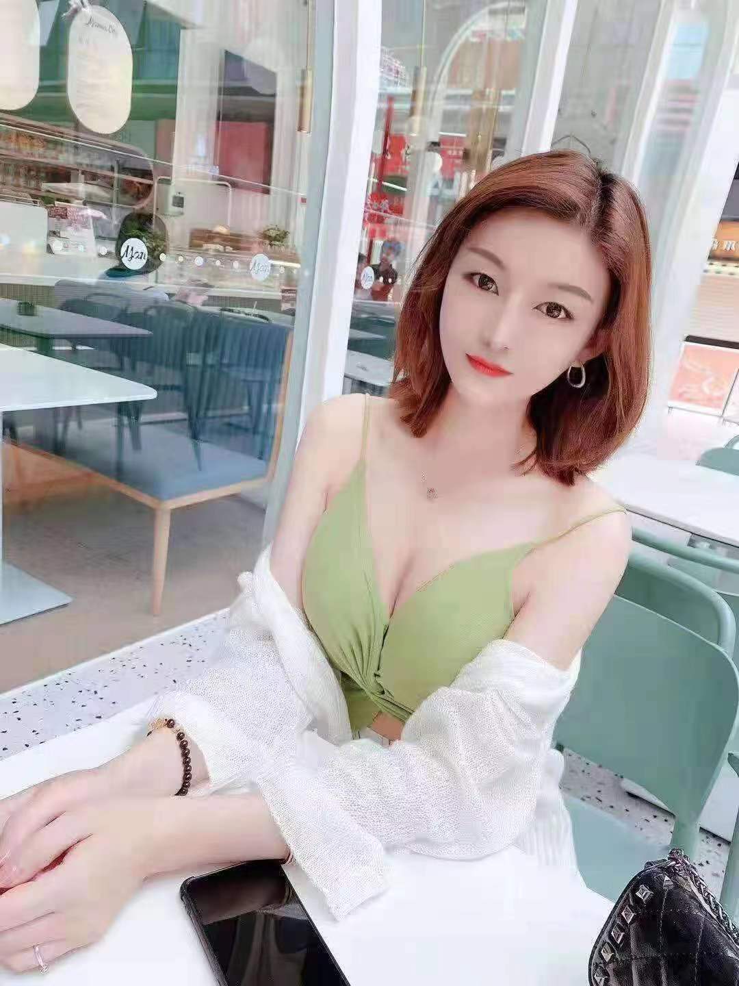 开展互动，姿势很配合