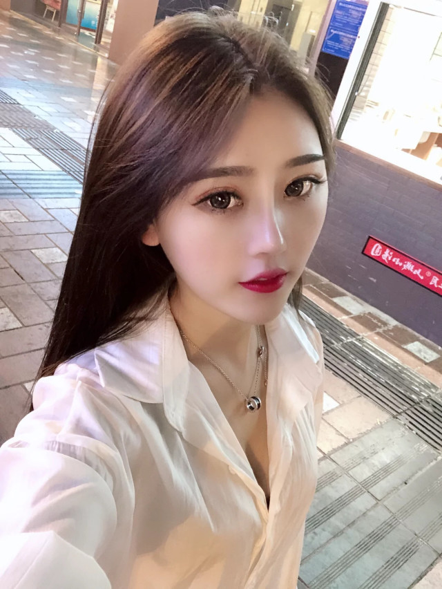 年轻漂亮兼职小姐姐