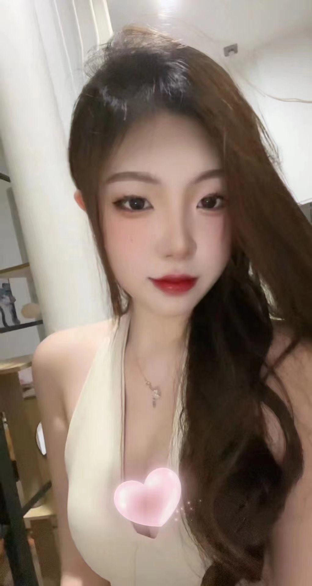 皮肤白皙，下紧粉