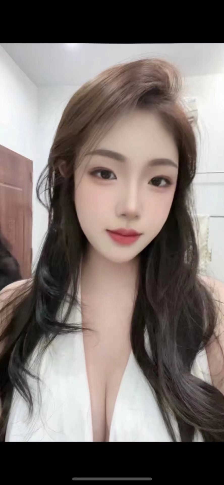 皮肤白皙，下紧粉