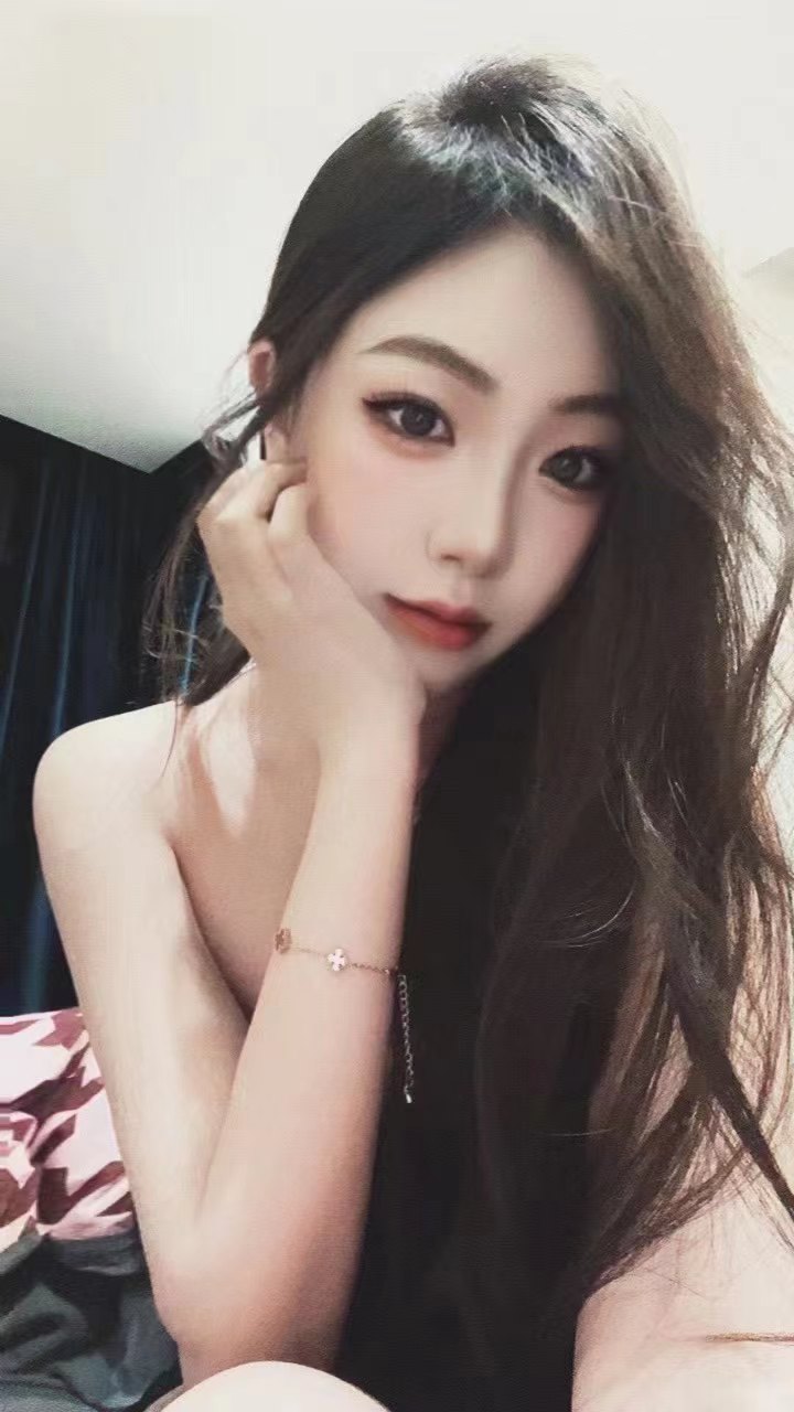 皮肤白皙，下紧粉