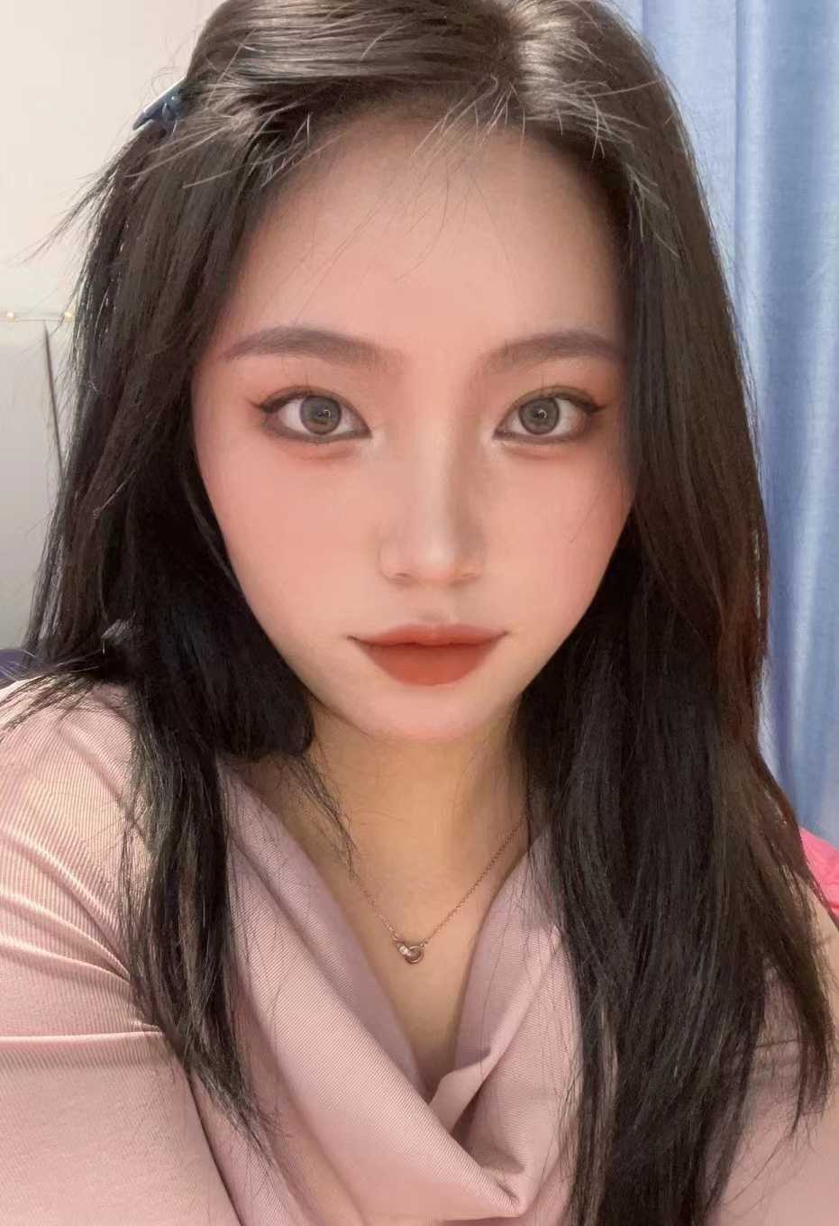 舌头长， 深~hou一绝