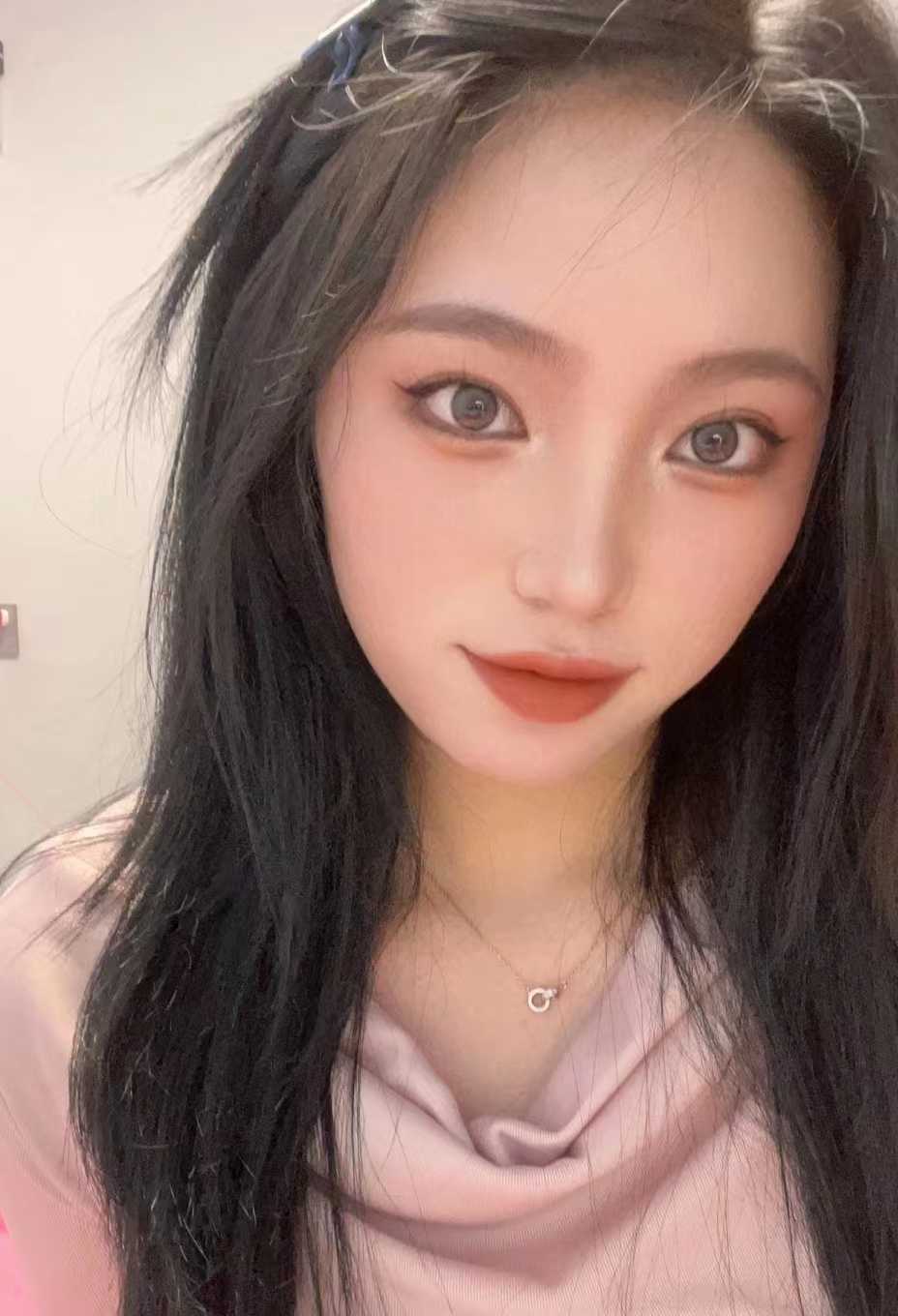 舌头长， 深~hou一绝