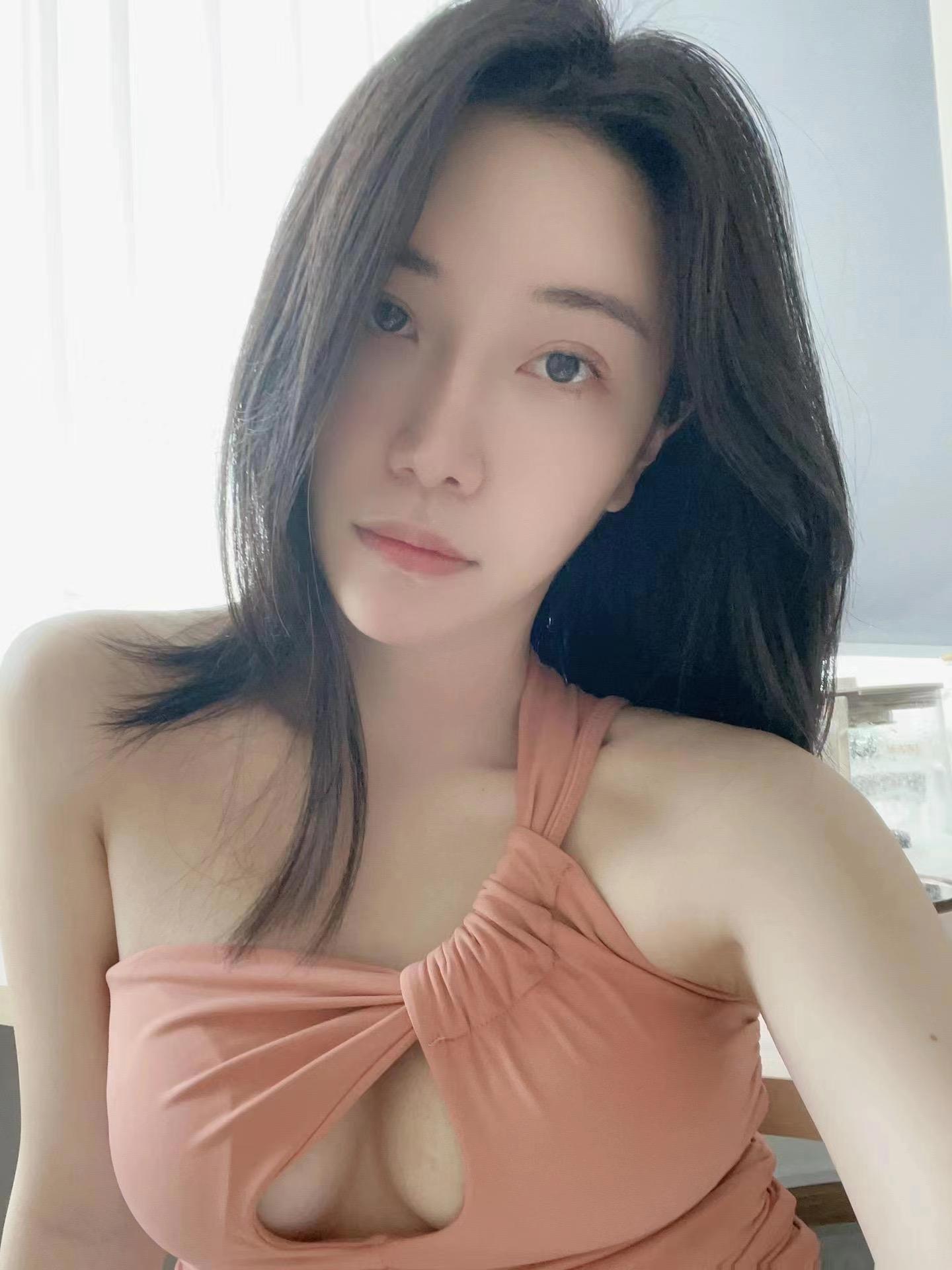 年轻漂亮，胸大臀翘