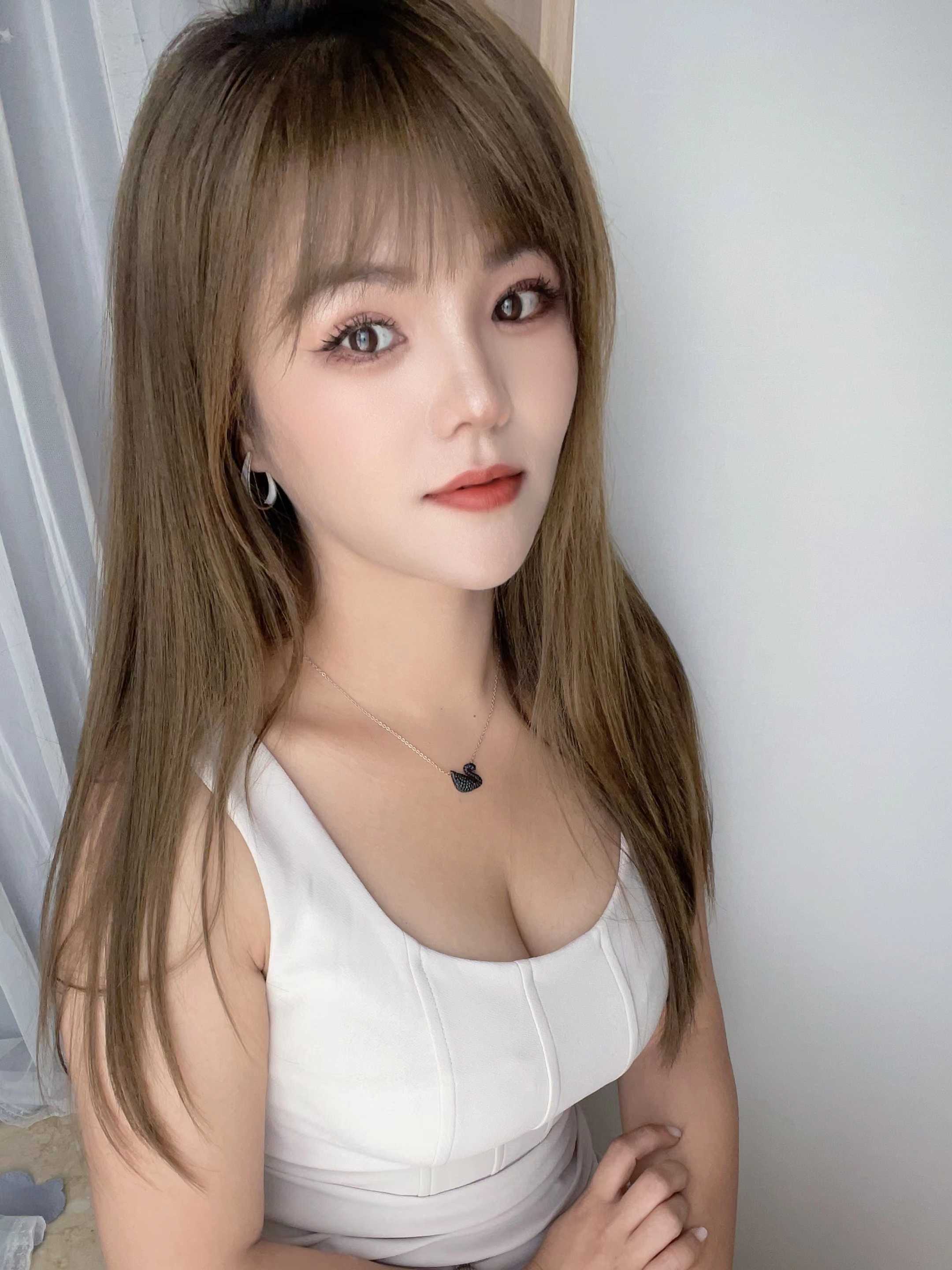 胸大，一只手握不住