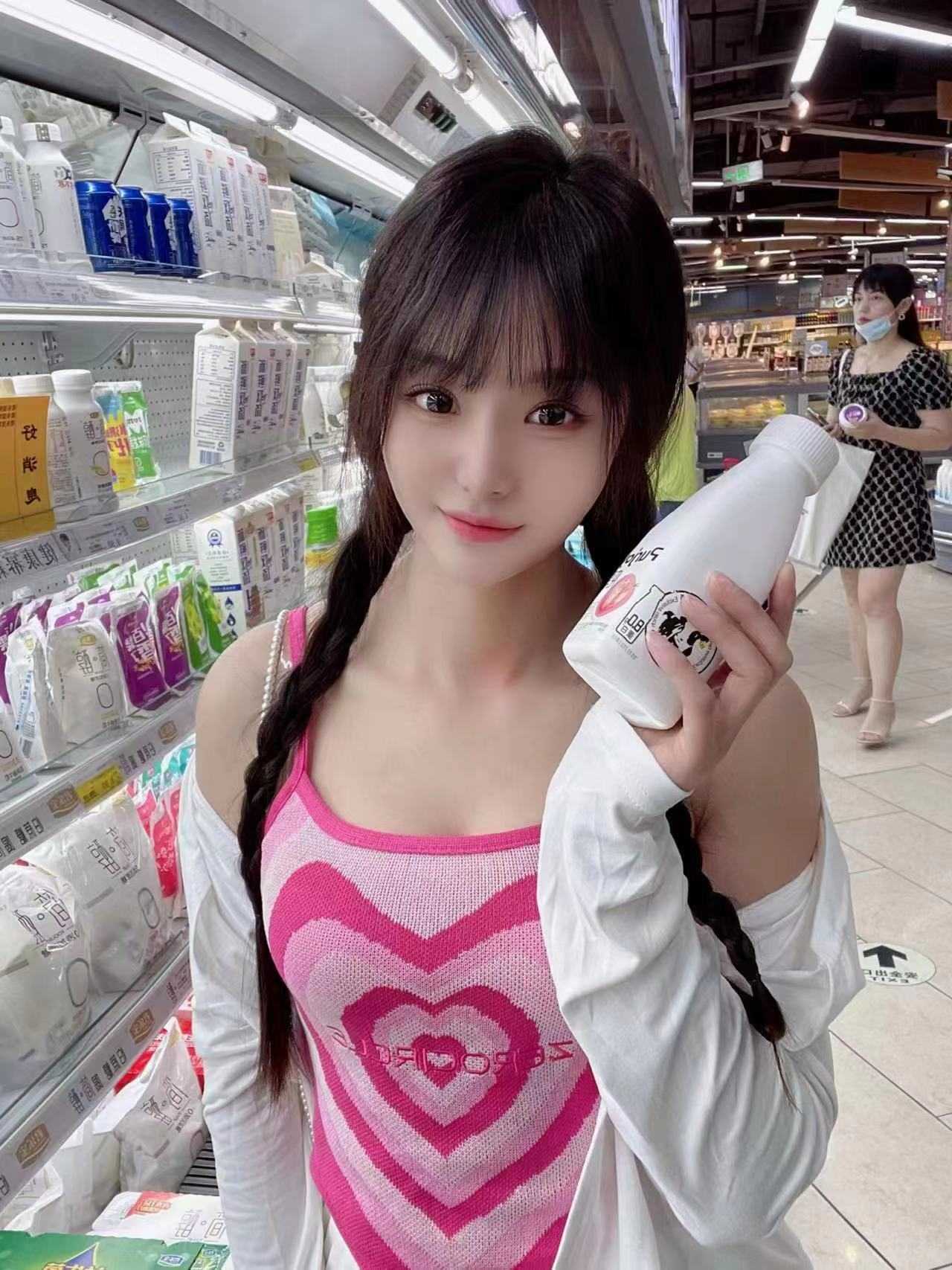 年轻有活力，皮肤白水灵