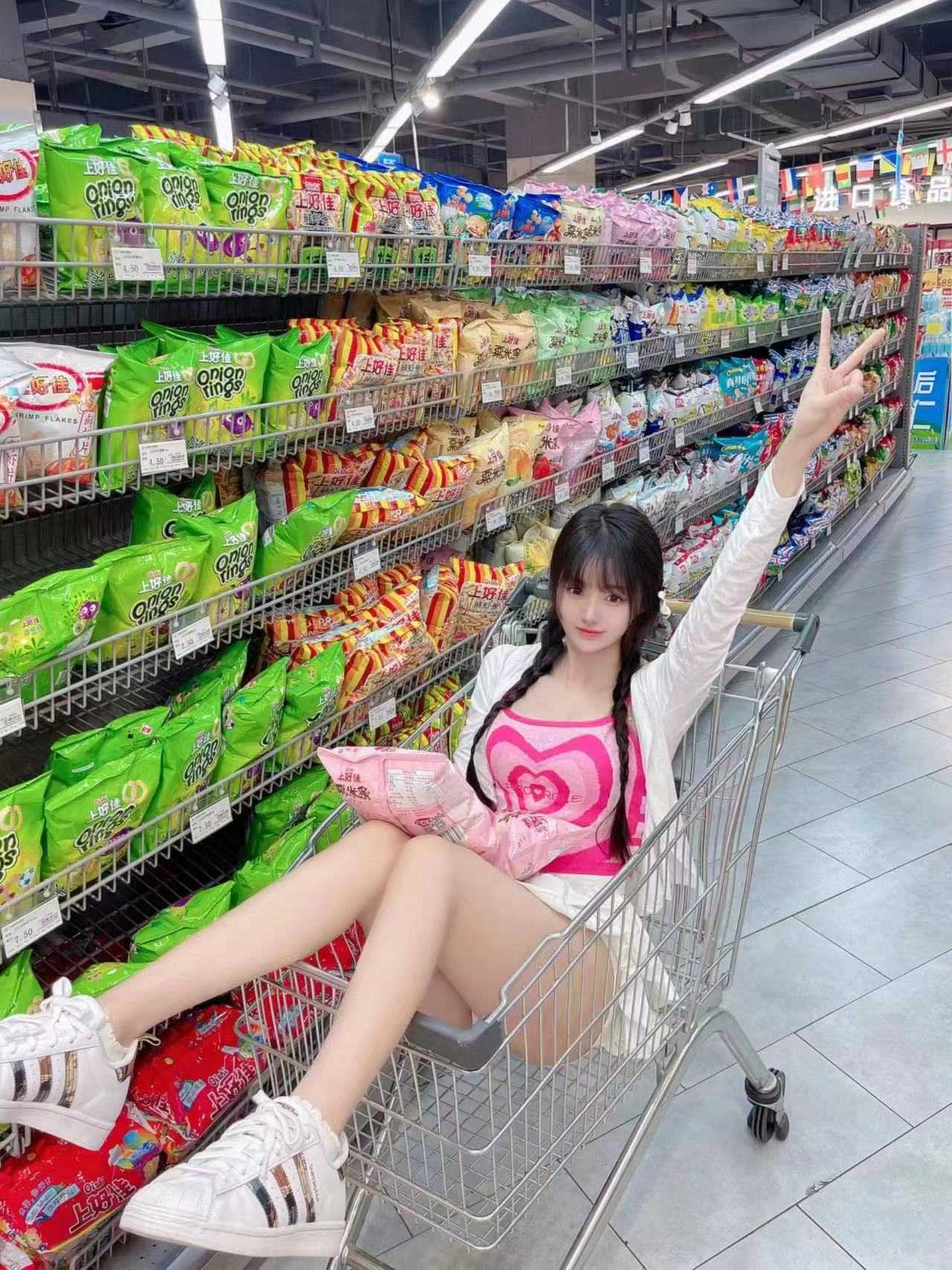 年轻有活力，皮肤白水灵