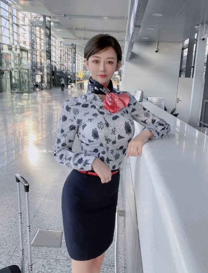 掰着腿用力打桩出货，很满意