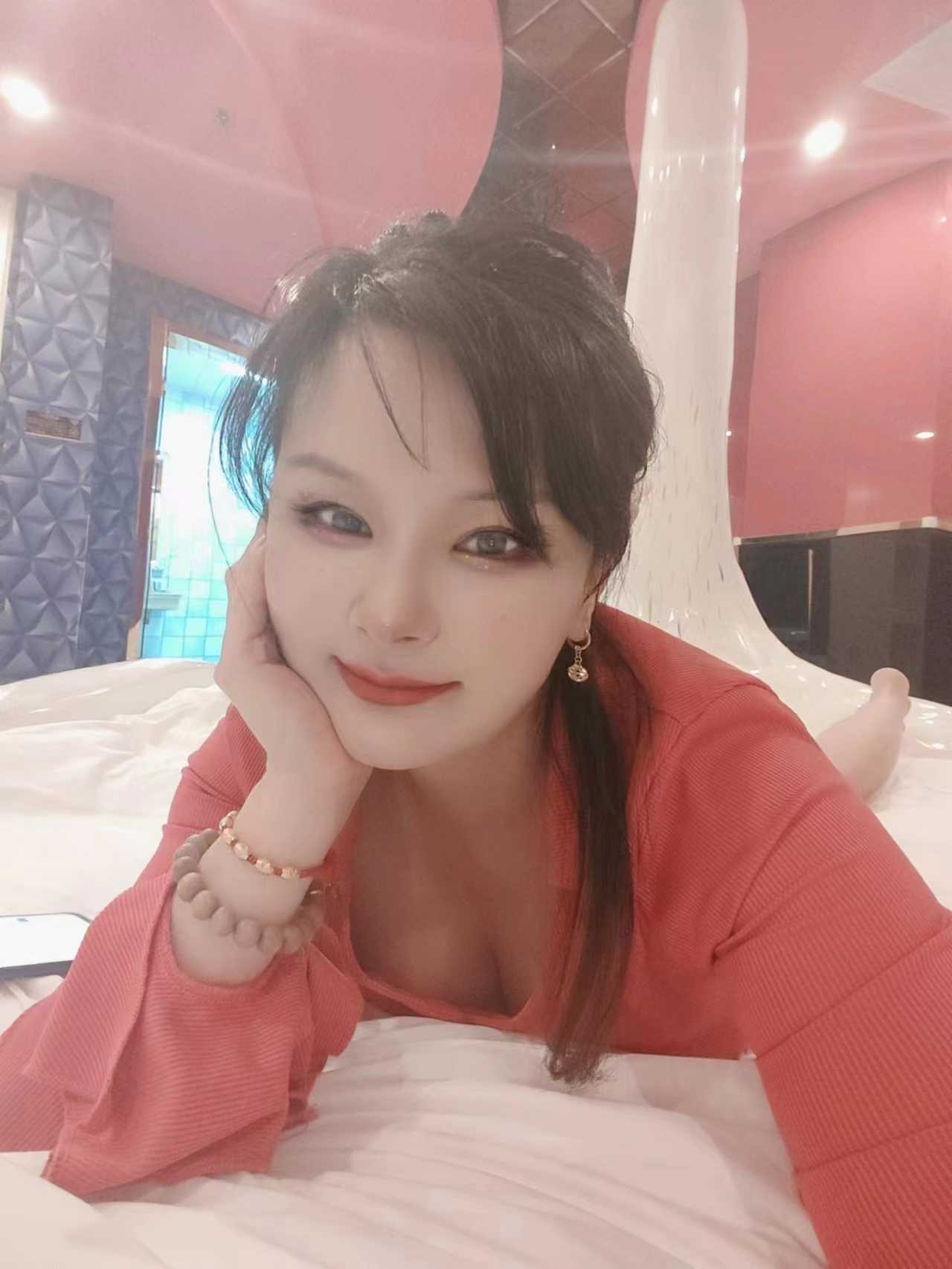 丰满大胸姐姐，后入很爽