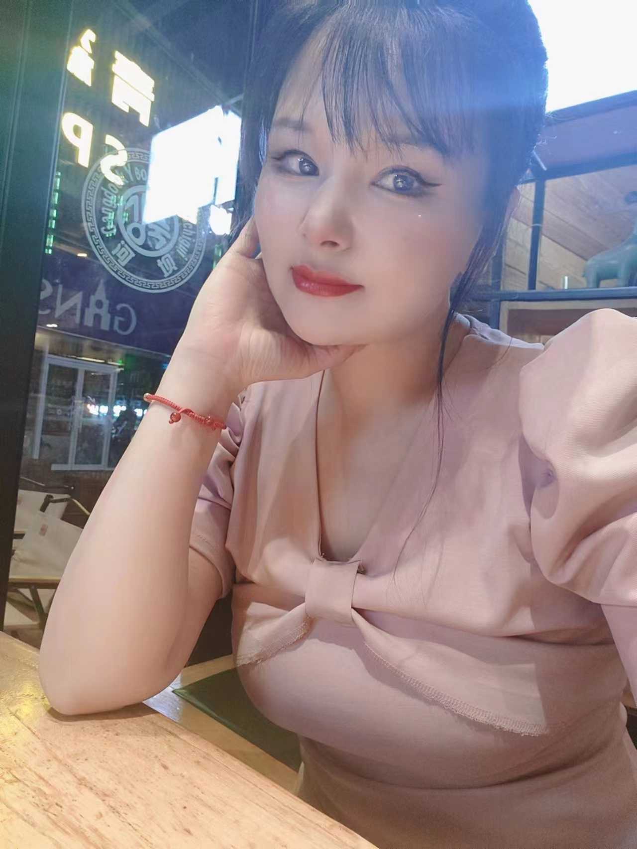 丰满大胸姐姐，后入很爽