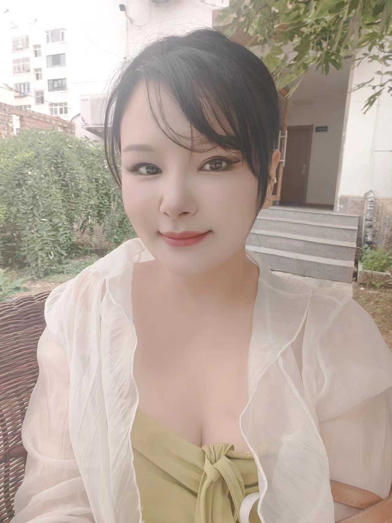 丰满大胸姐姐，后入很爽