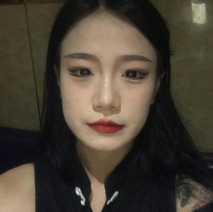 后入很有感觉的纹身小妹