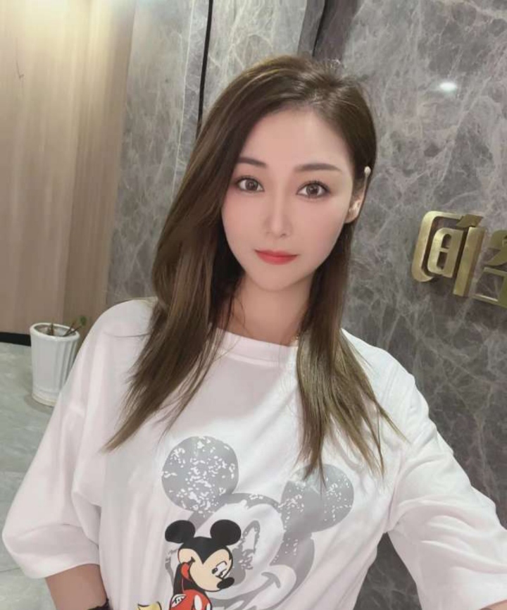 皮肤白皙光滑，胸大腰细