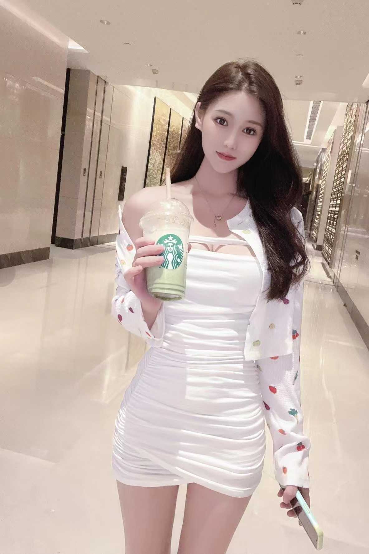 妹子皮肤很白，而且手感很好