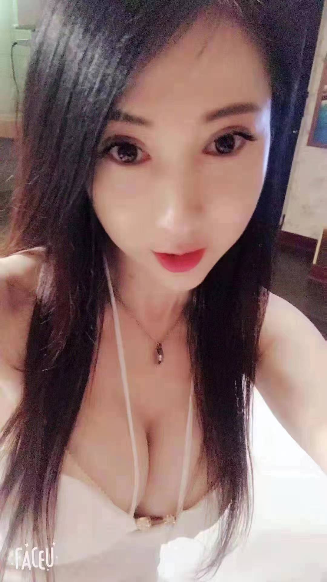 身材很不错的，胸又大又挺