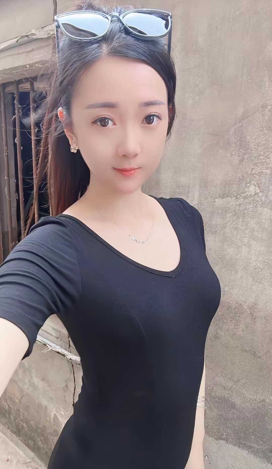 年轻漂亮的性感小妹