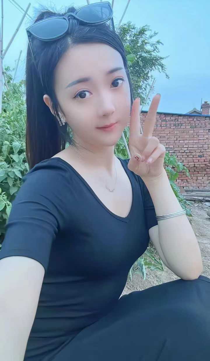 年轻漂亮的性感小妹