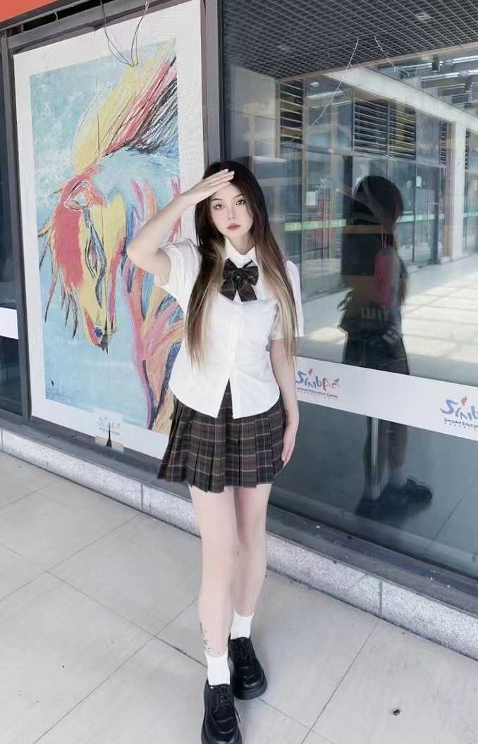 18岁的嫩妹，身材苗条