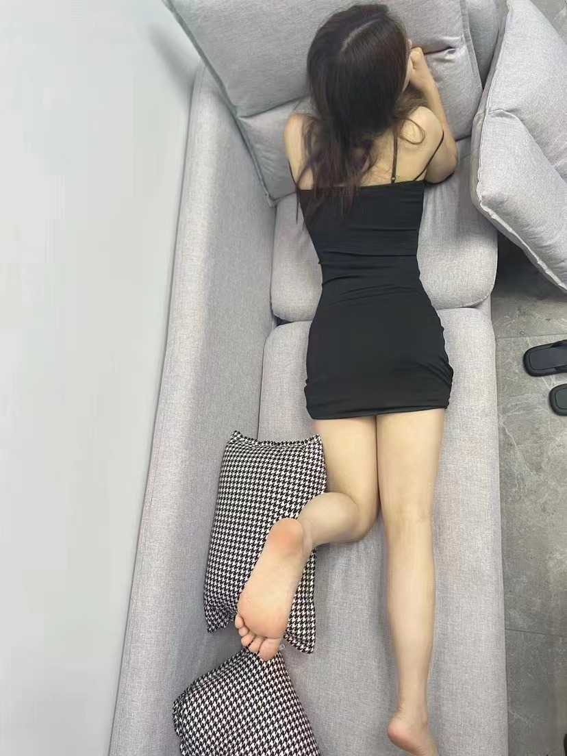 让她给带上套子，一捅到底