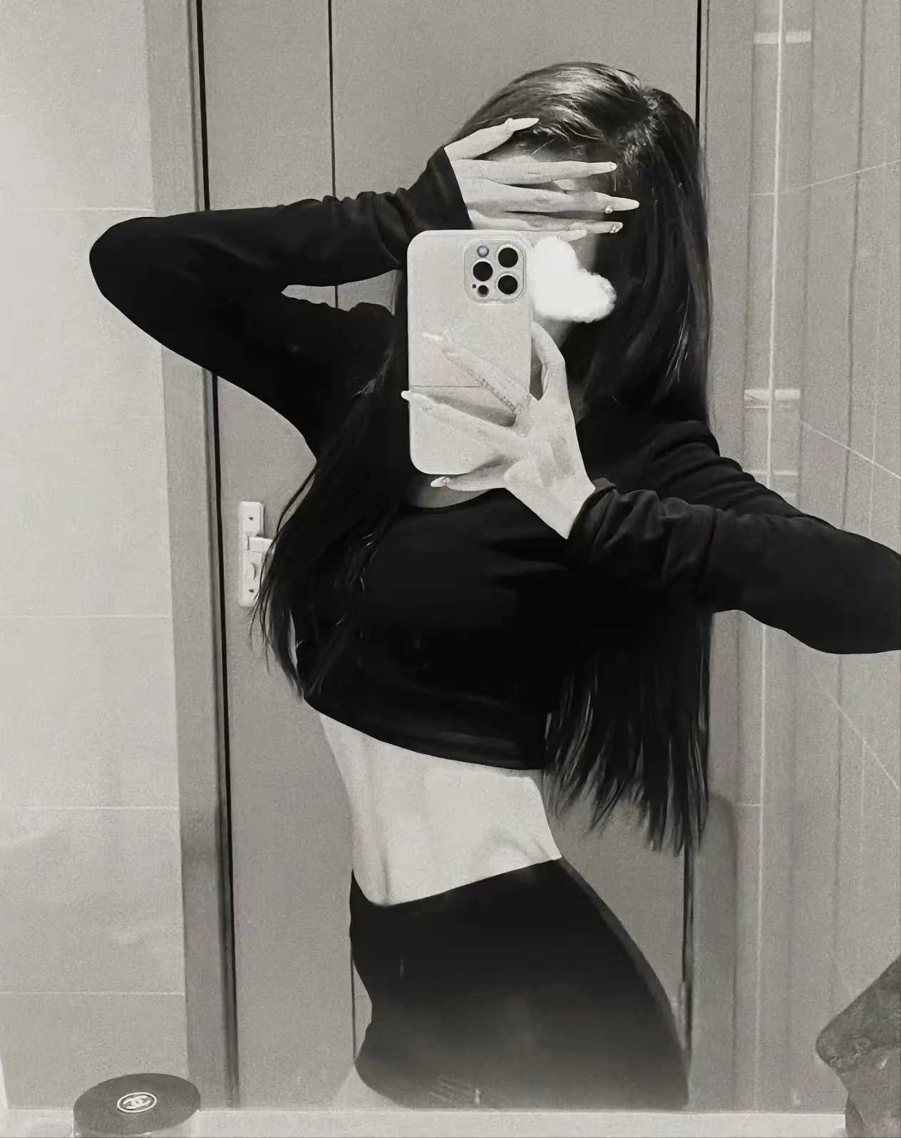 妹子柔韧性很好姿势随意切换