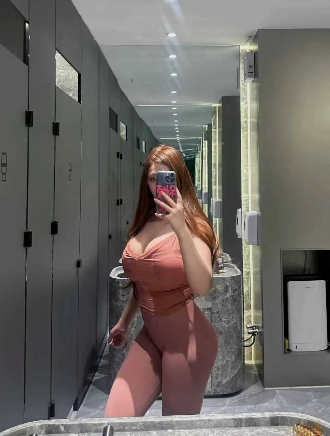 妖娆丰满的妹子