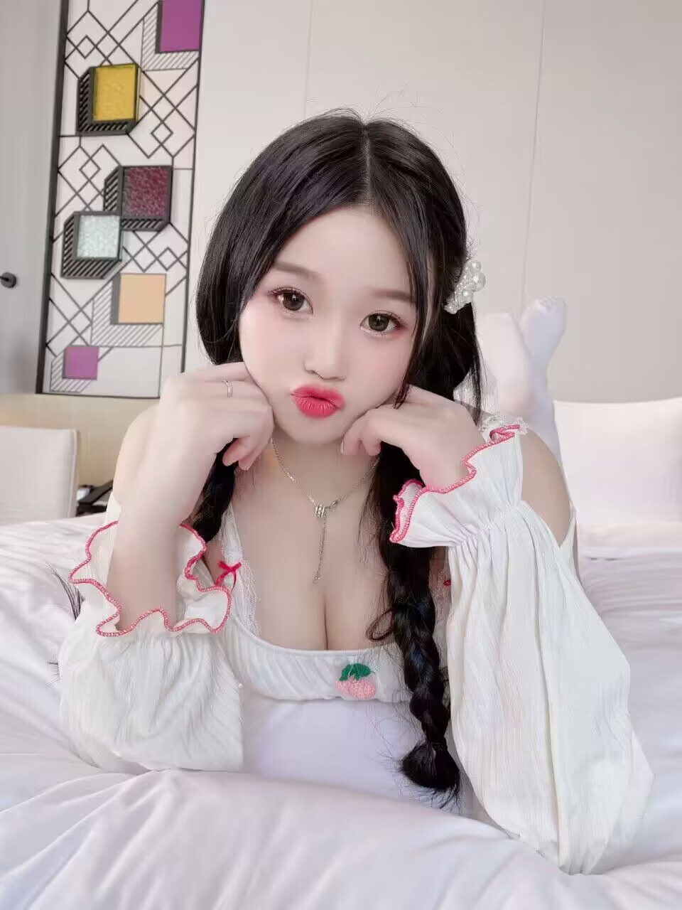 丰满年轻的漂亮妹子