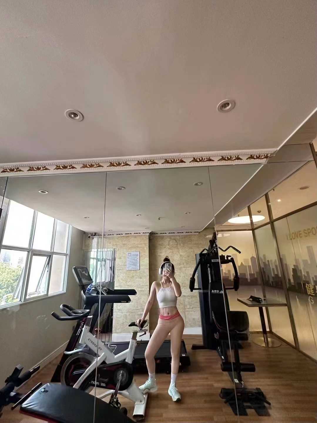 地铁站附近热爱健身的小姐姐