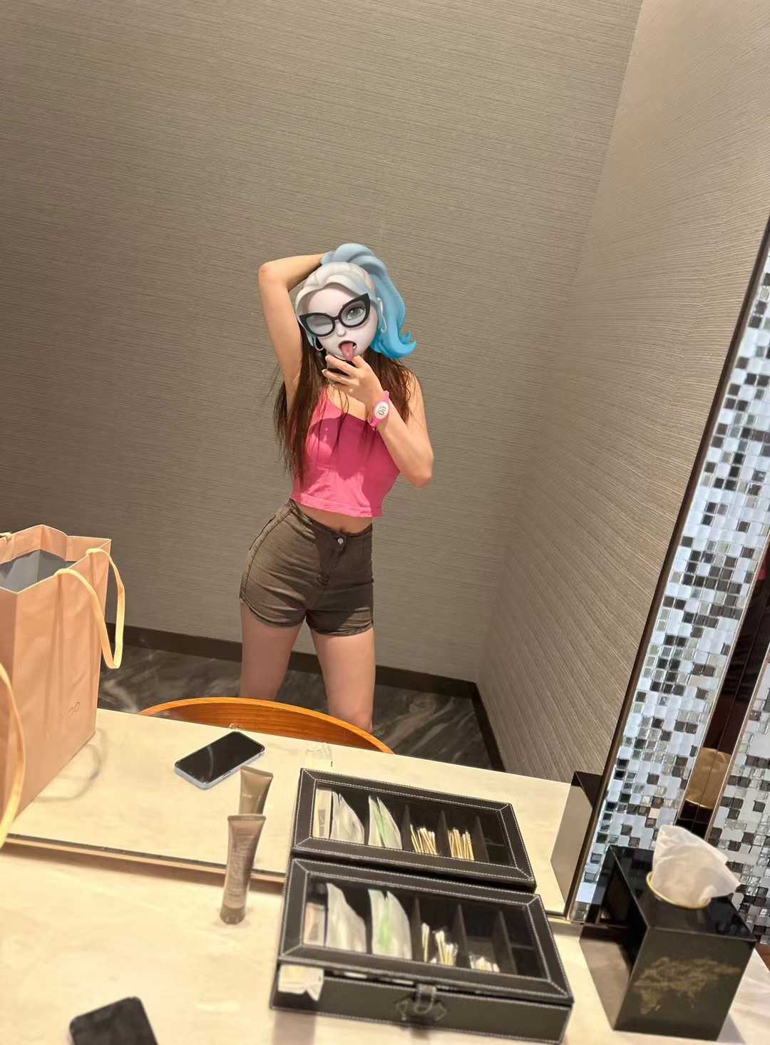 地铁站附近热爱健身的小姐姐